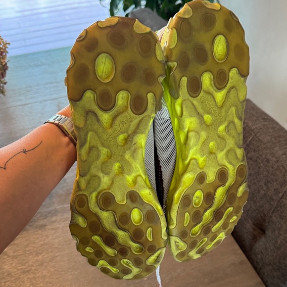 Nike Men's Yellow and Gray Athletic Shoes - Picture 4 of 6